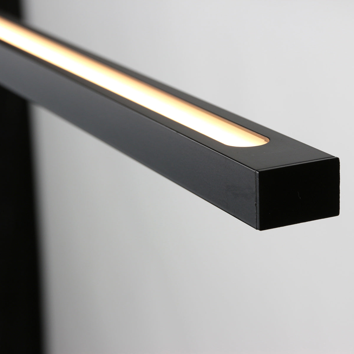 Suspension barre noire LED Bande allumée, gros plan du diffuseur lumineux 2200-4000 K – Designix.fr