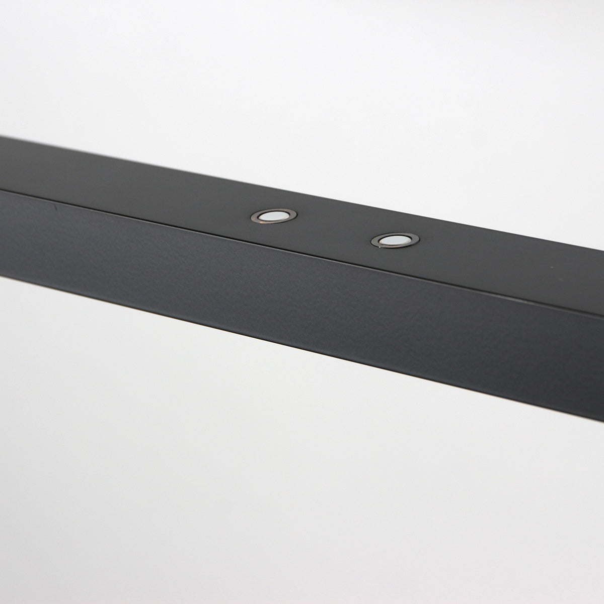 Détail des points de réglage et de la finition mate de la suspension barre Bande – Designix.fr