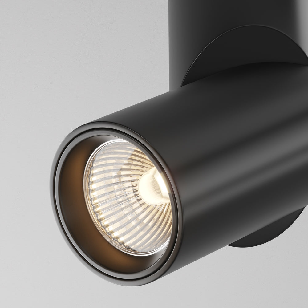 Gros plan sur la lentille striée et le réflecteur doré de la LED