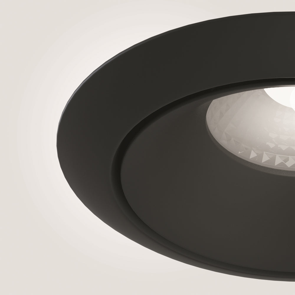 Gros plan sur la collerette et le réflecteur interne prismatique du luminaire