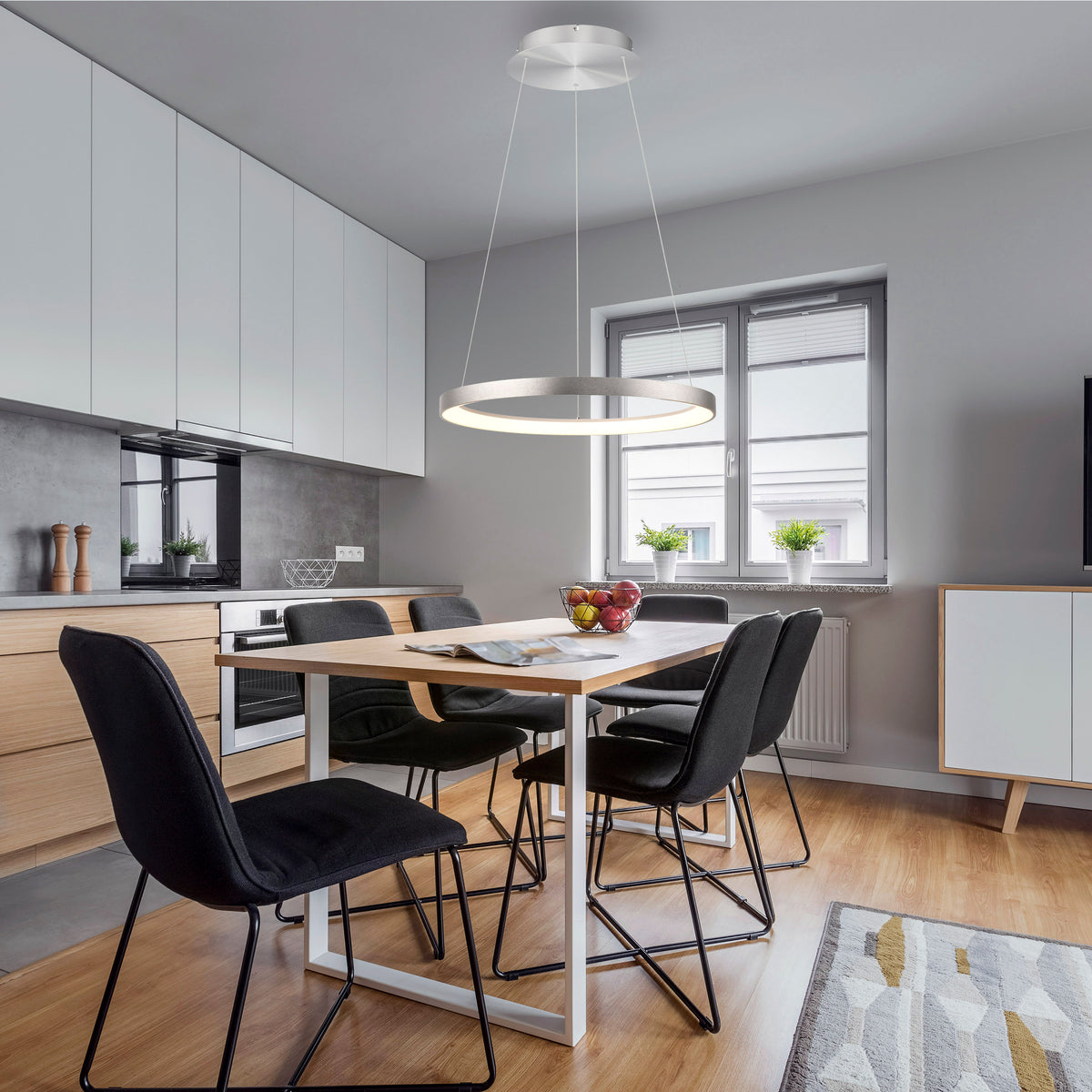 Mise en ambiance au-dessus d'une table de cuisine moderne et lumineuse