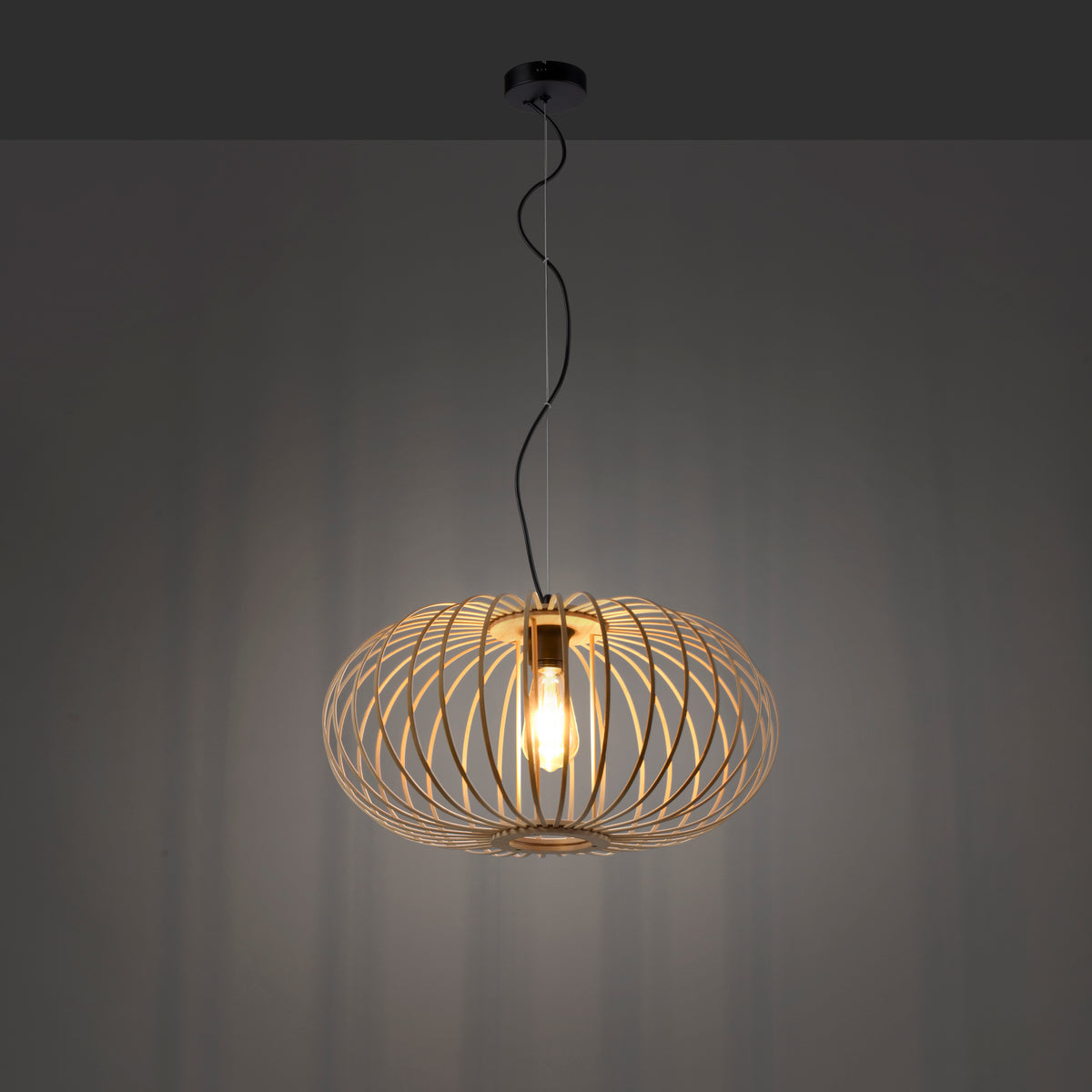 Luminaire allumé dans une pièce sombre, lumière chaude diffusée par l'ampoule.