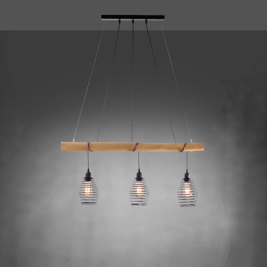 Suspension trois feux photographiée sur fond gris sombre légèrement brumeux