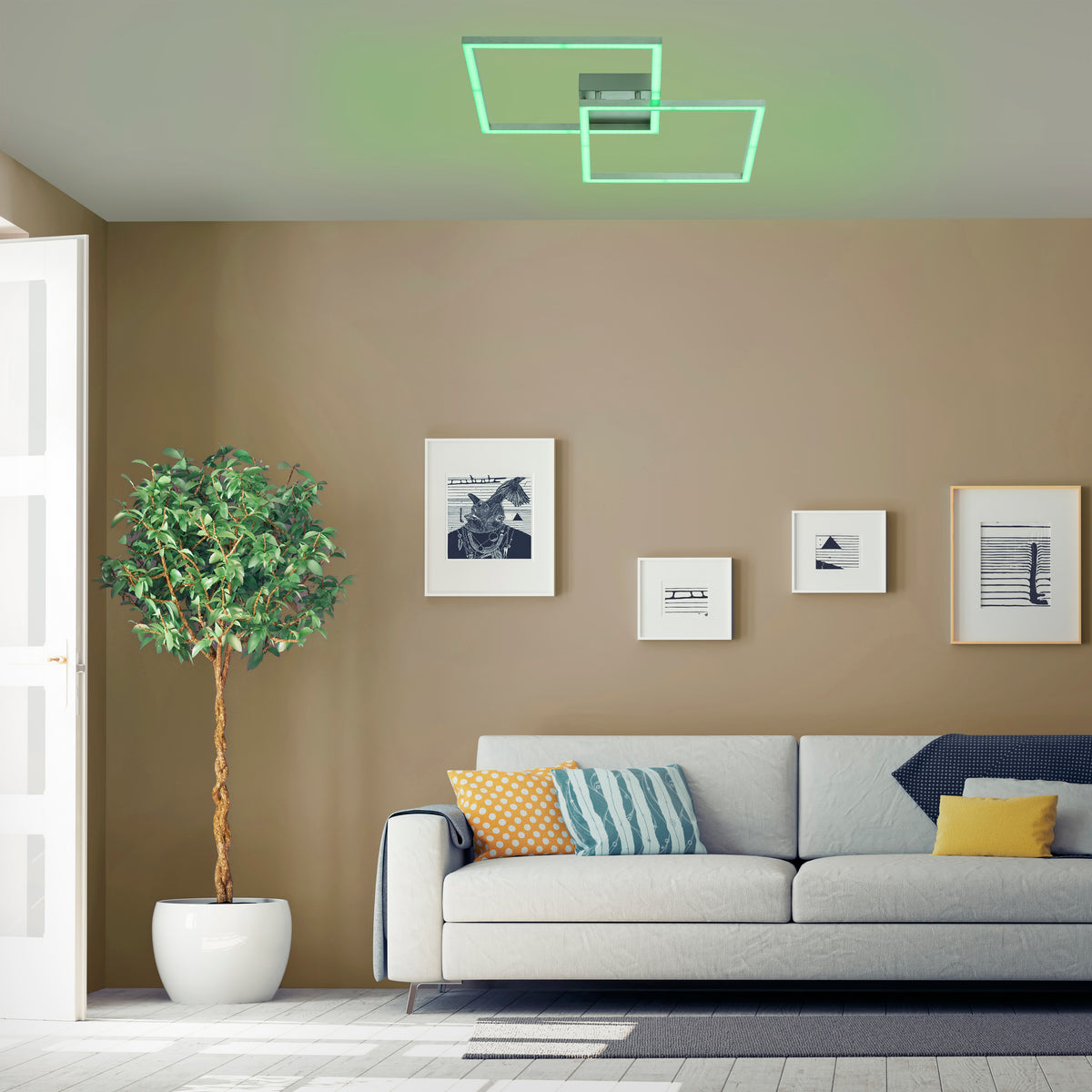 Mise en ambiance dans un salon beige, plafonnier diffusant une lumière verte