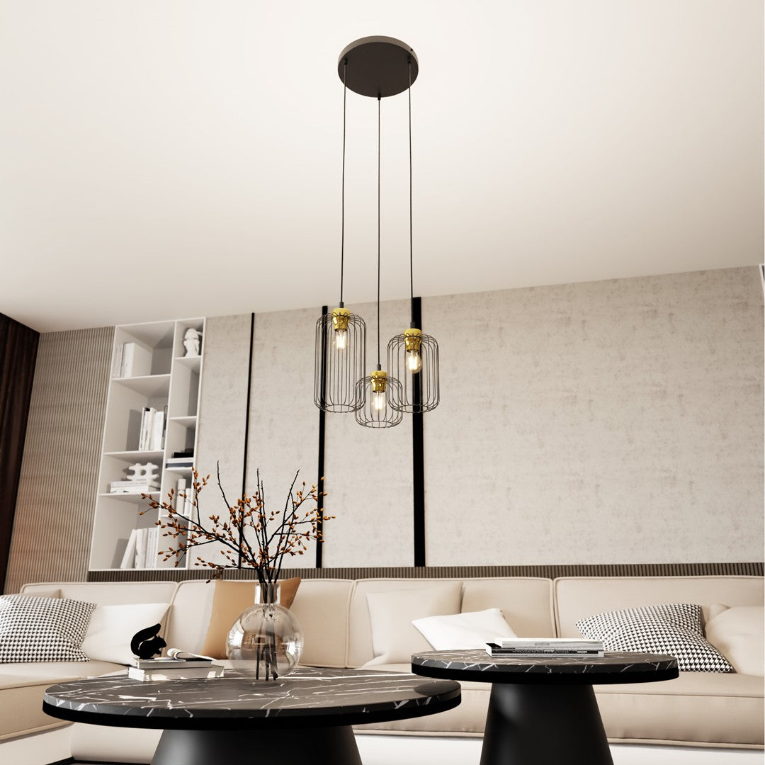 Mise en ambiance du luminaire suspendu au-dessus de tables basses dans un salon moderne.