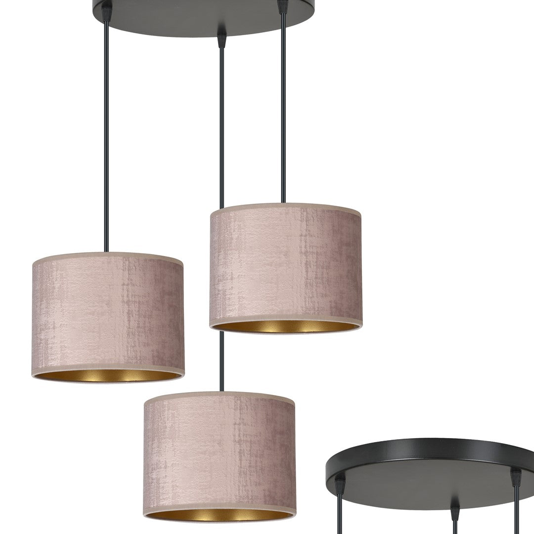 Gros plan sur les abat-jours textiles roses et le plateau plafond noir