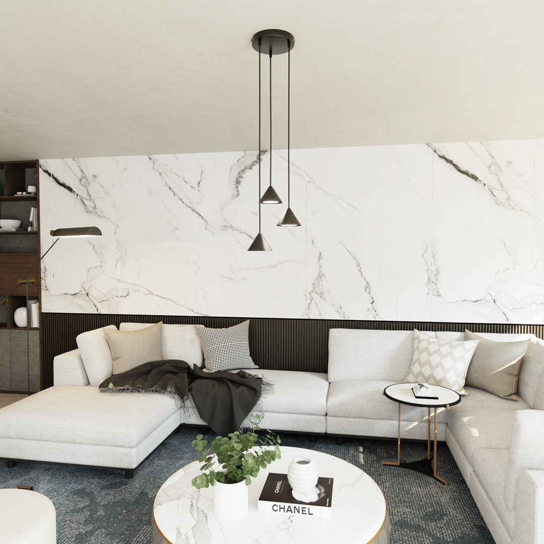 Luminaire suspendu au-dessus d'un canapé d'angle blanc dans un salon contemporain