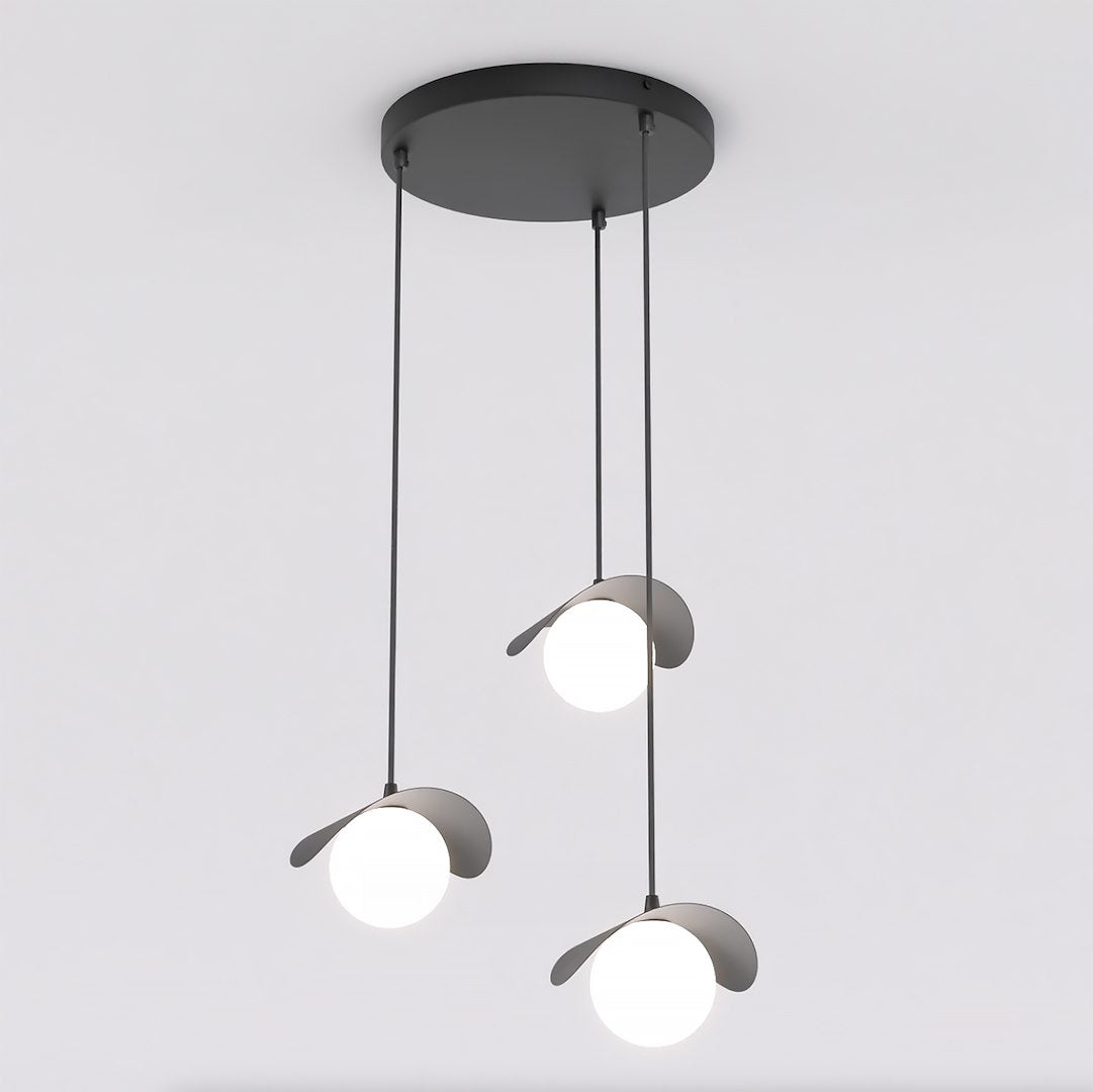 Autre angle du luminaire montrant les trois câbles noirs et les diffuseurs blancs