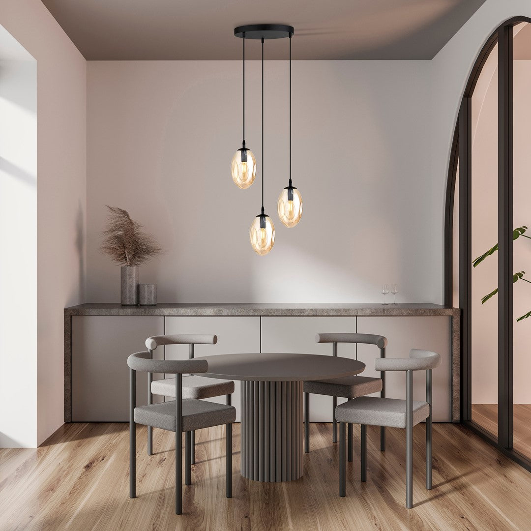 Mise en ambiance salle à manger claire, suspensions allumées au-dessus d'une table ronde