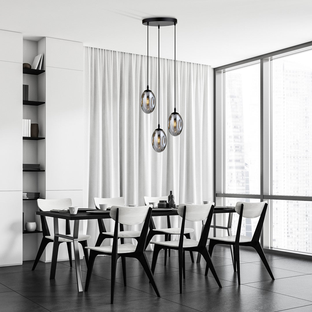 Mise en ambiance salle à manger claire, suspension au-dessus d'une table noire