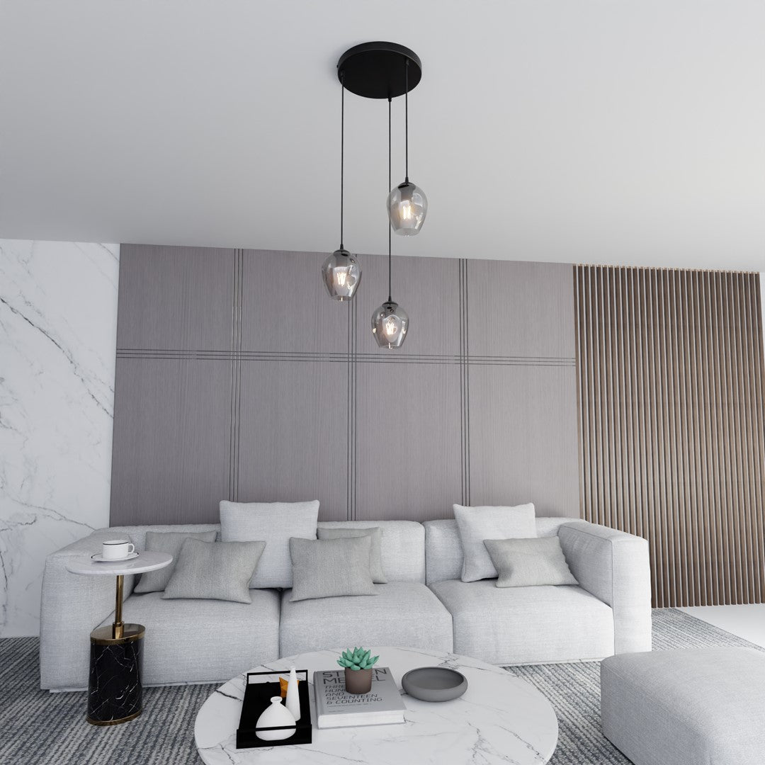 Mise en ambiance salon moderne, suspension allumée au-dessus canapé gris et mur lambris