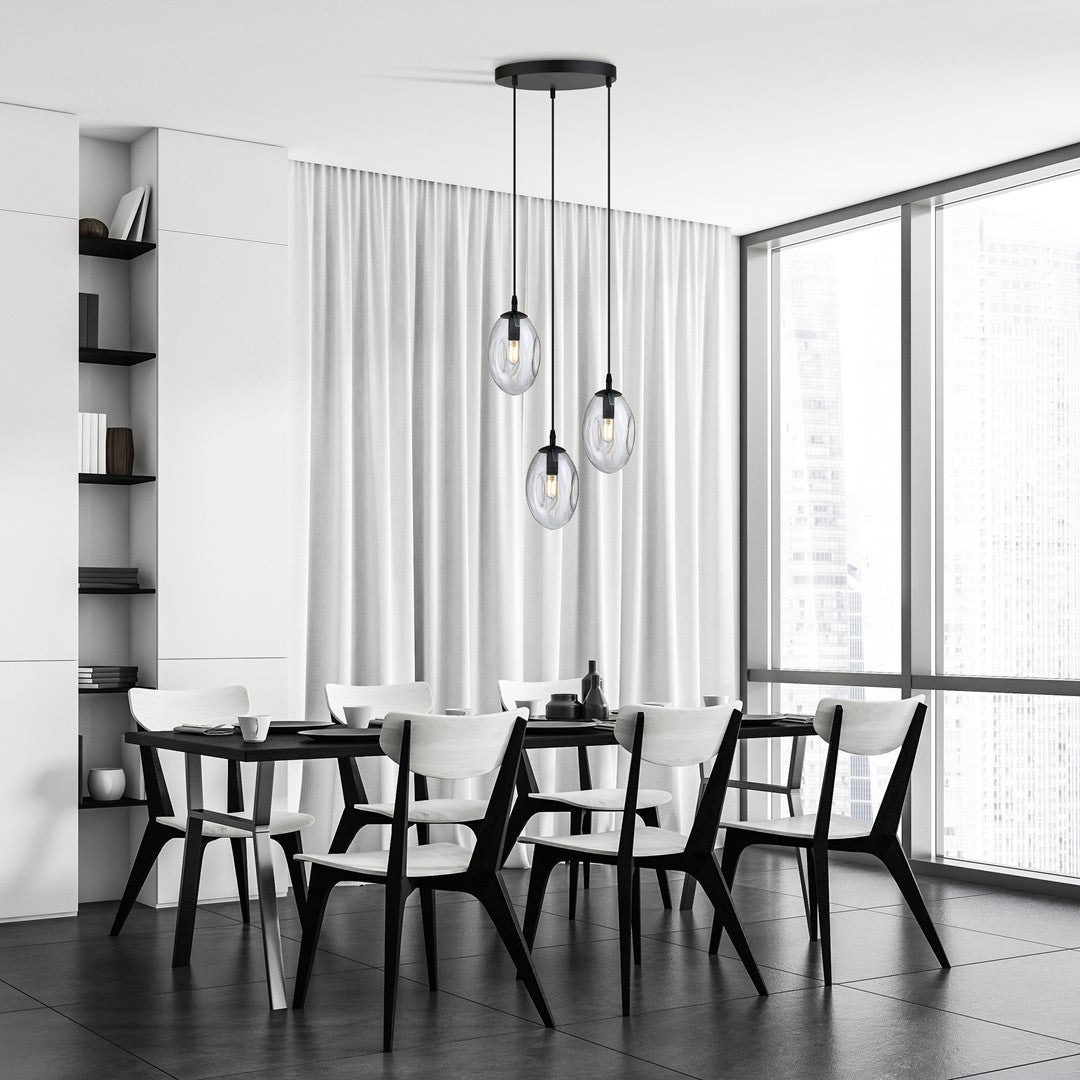 Mise en ambiance au-dessus d'une table de salle à manger lumineuse