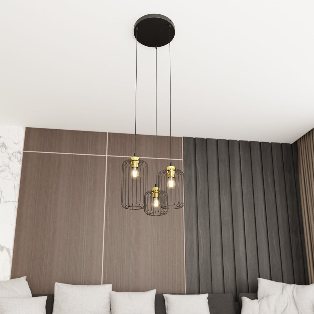 Luminaire suspendu installé devant un mur lambrisé bois et un canapé clair.