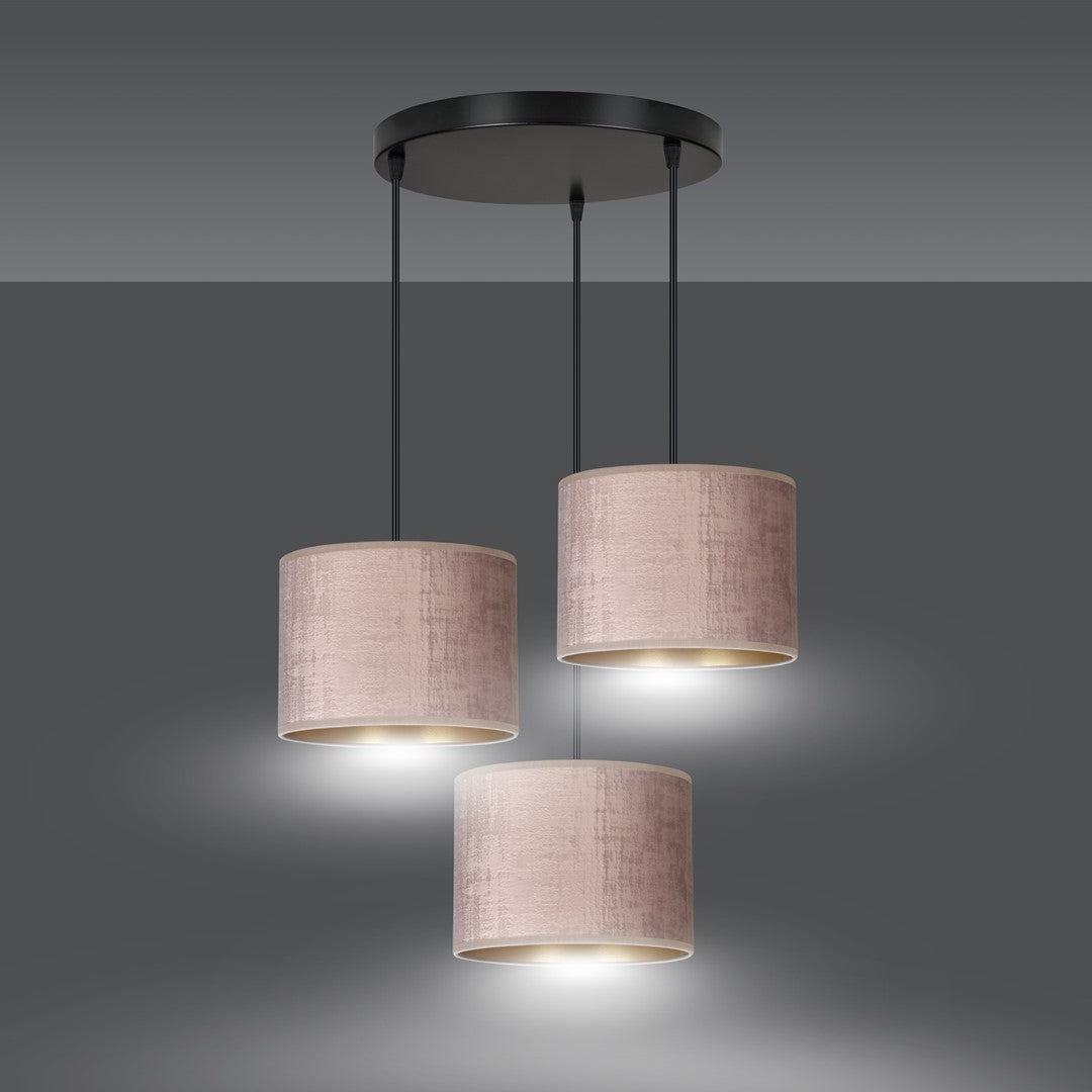 Suspension allumée diffusant une lumière chaude sous chaque abat-jour rose