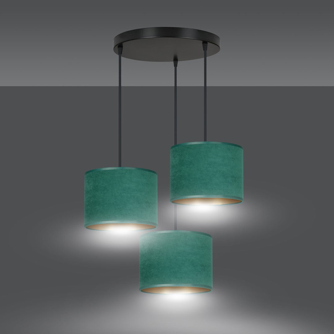 Mise en ambiance, lumière allumée diffusant un halo blanc sous chaque abat-jour vert