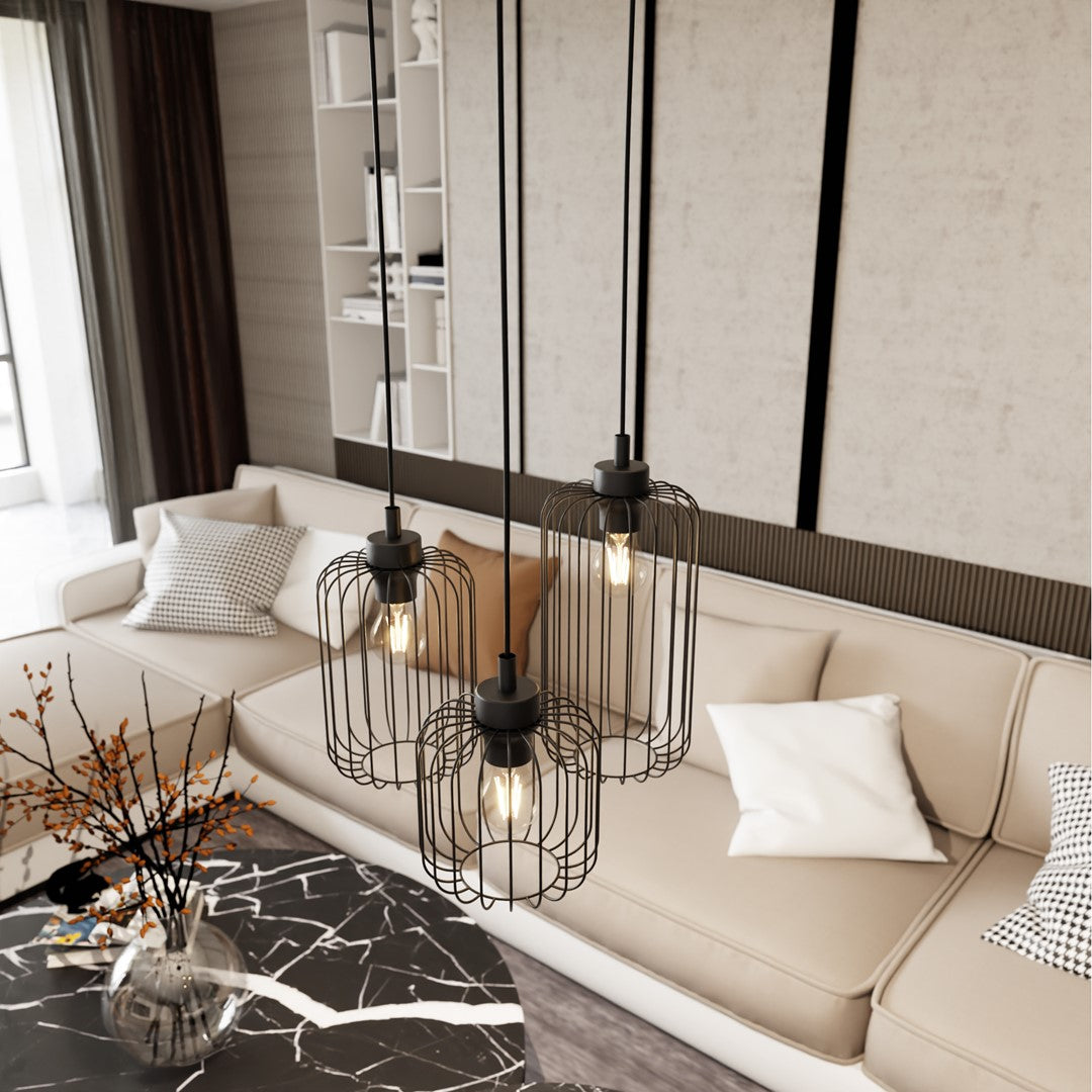 Suspension design au-dessus d'un salon moderne avec canapé beige et coussins.