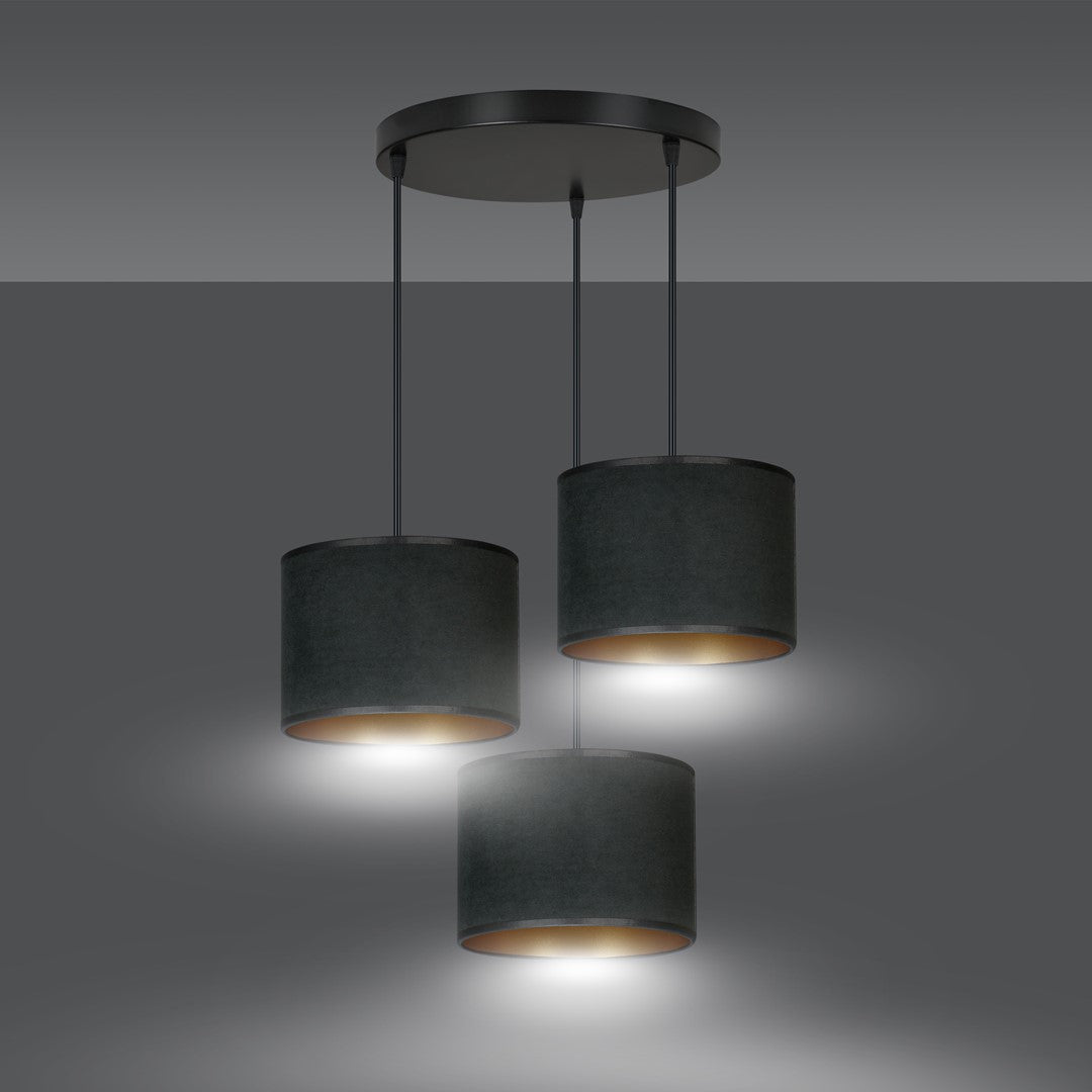 Suspension allumée diffusant une lumière chaude vers le bas dans une pièce sombre