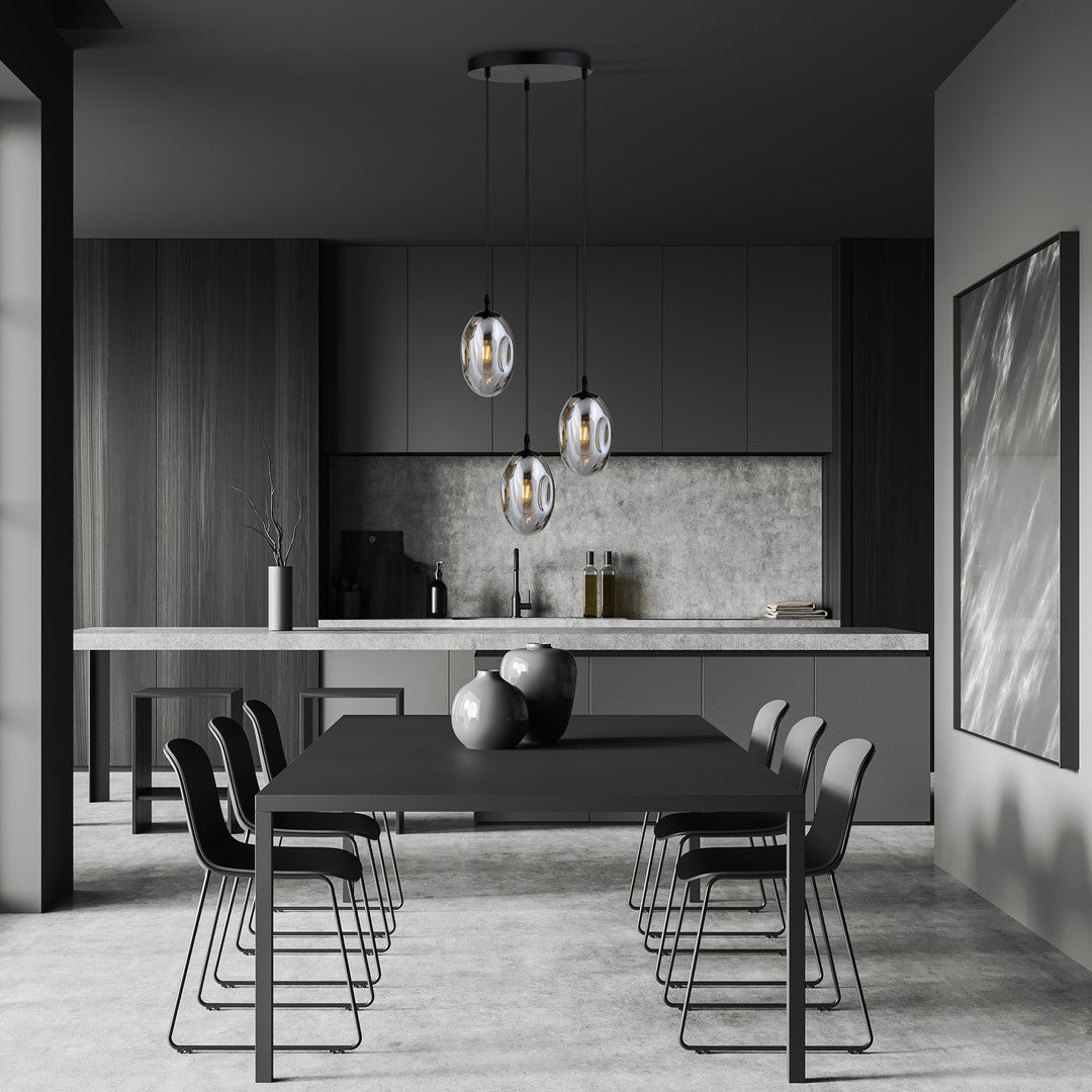 Mise en ambiance cuisine sombre contemporaine, trois globes suspendus au-dessus du plan