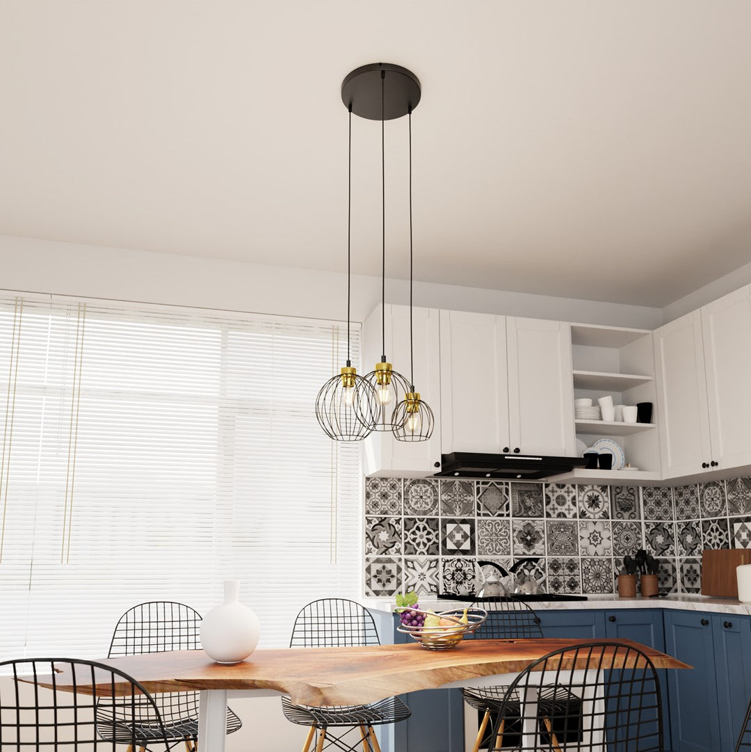 Mise en scène cuisine salle à manger, suspension au-dessus de la table en bois.