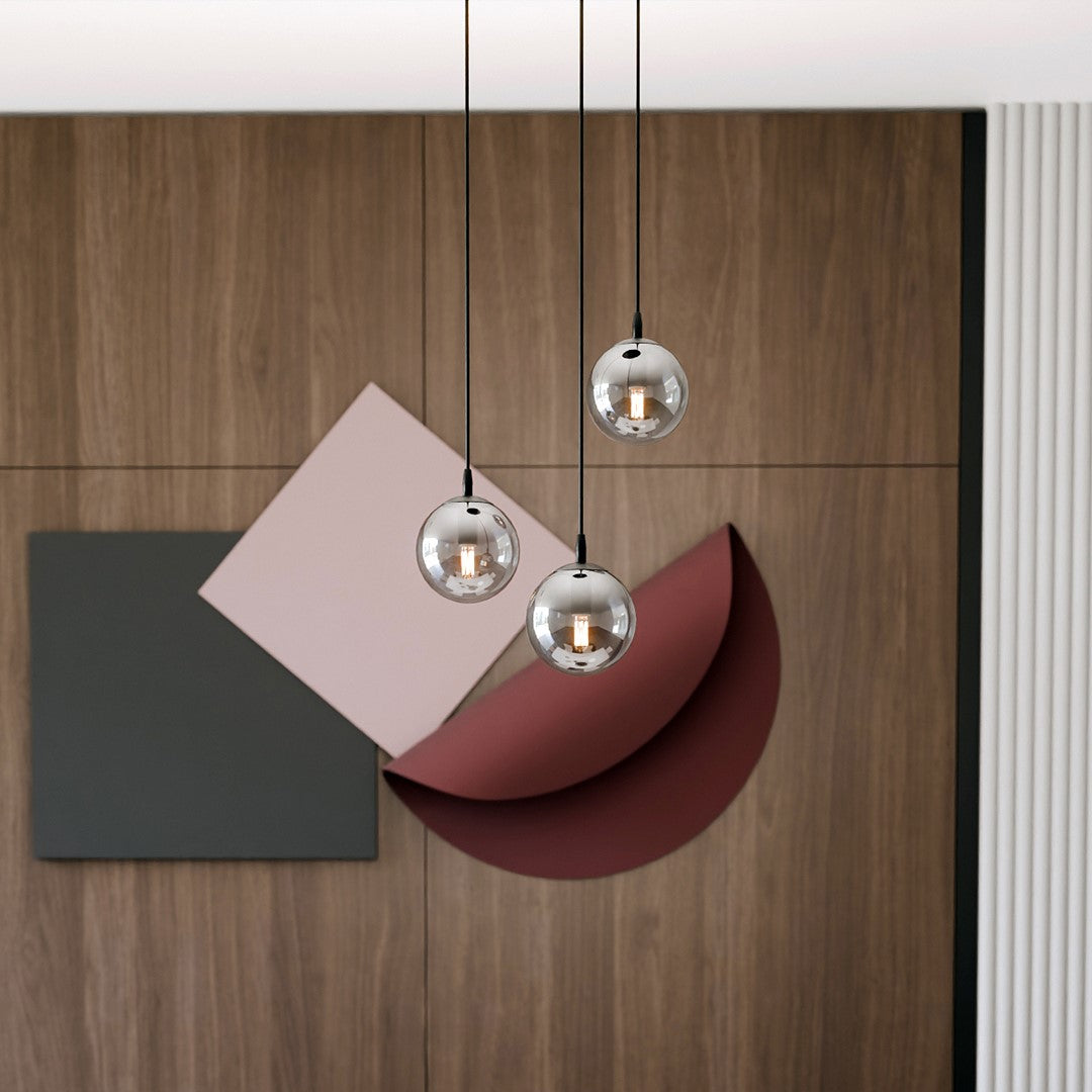 Détail des globes transparents devant panneau bois et nuanciers de couleurs