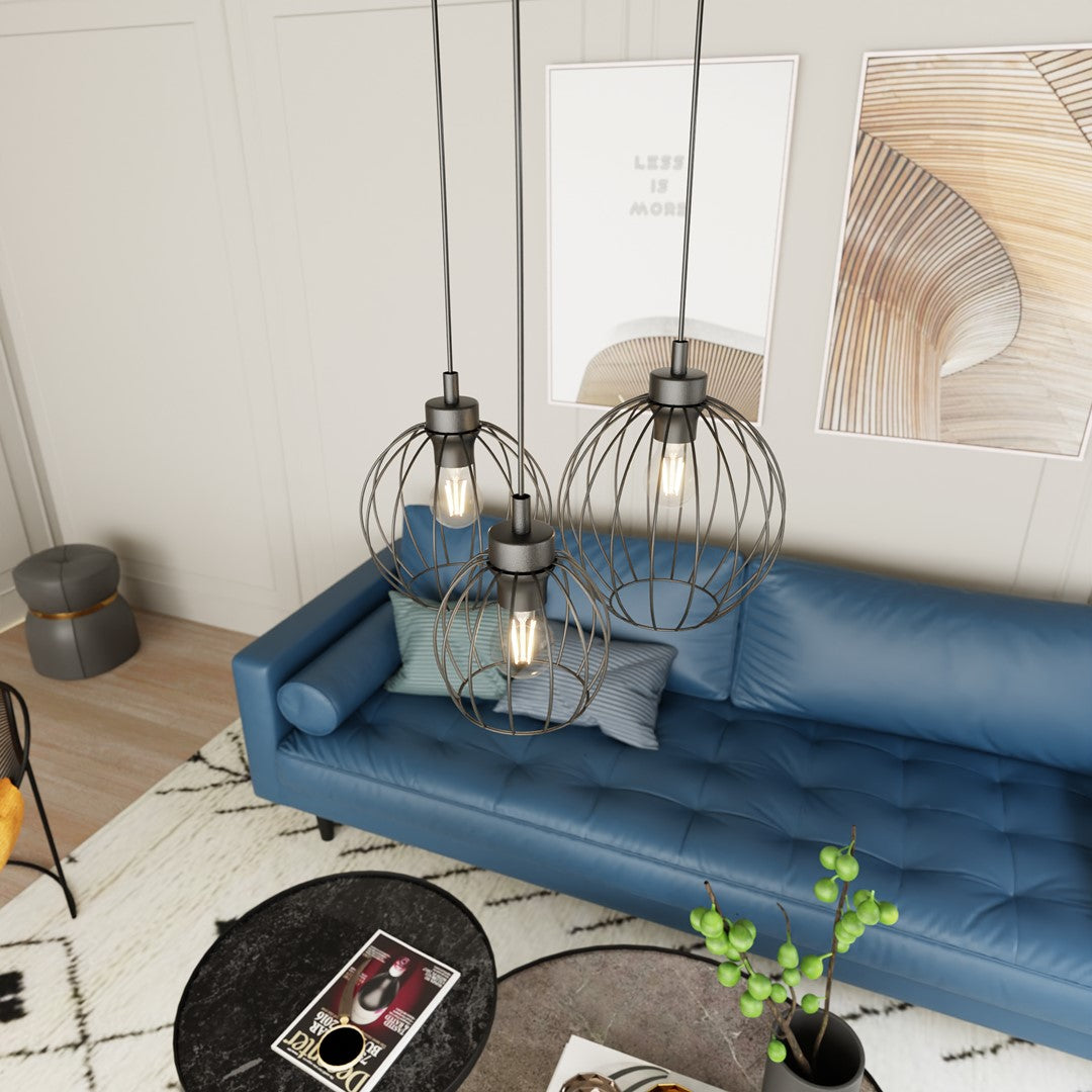 Vue plongeante sur la suspension au-dessus du canapé bleu, tapis noir et blanc.