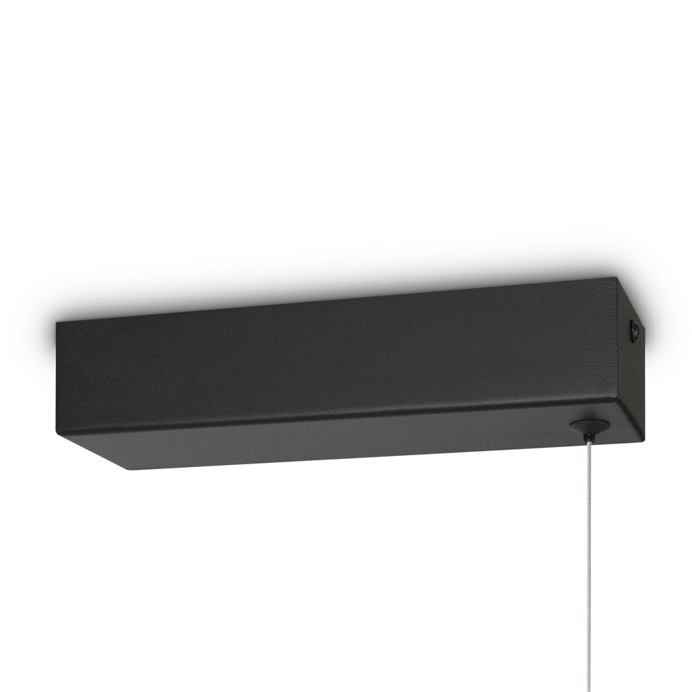 Détail de la platine de fixation rectangulaire noire posée au plafond