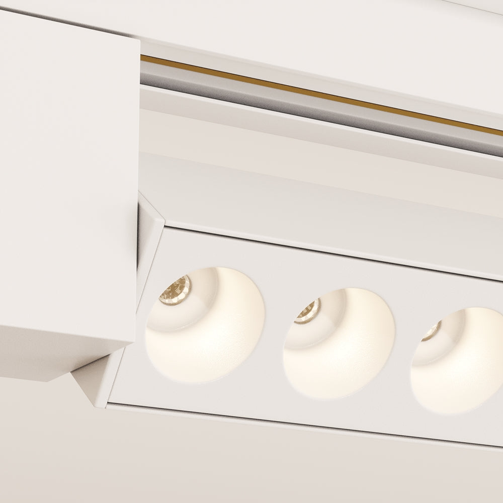 Détail rapproché des optiques et du connecteur sur rail blanc