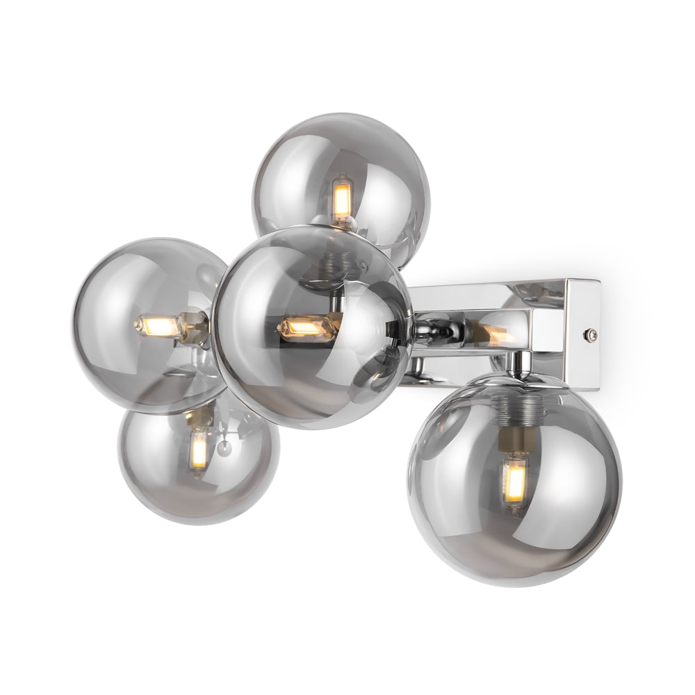 Vue de trois quarts de l'applique fixée au mur, globes et support chromé