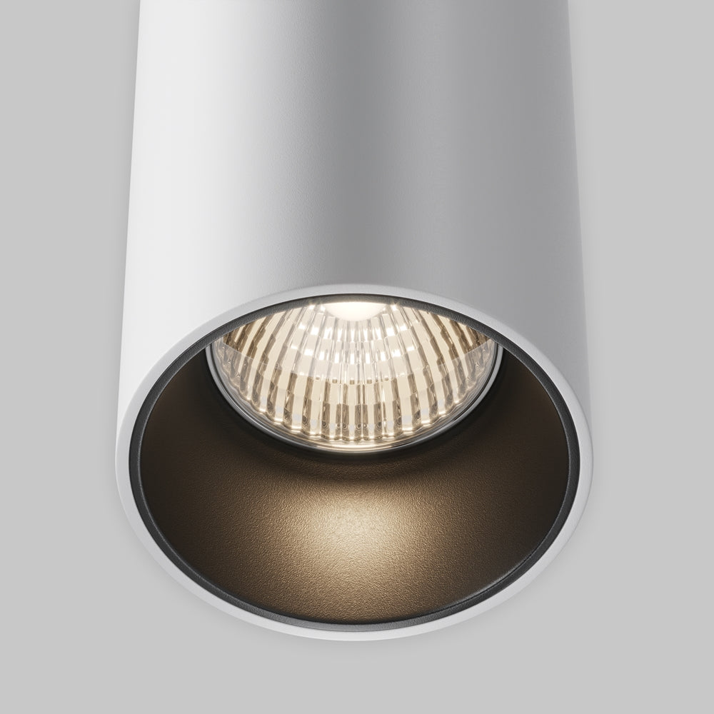 Détail du bas du cylindre blanc, ampoule striée et réflecteur intérieur bronze.