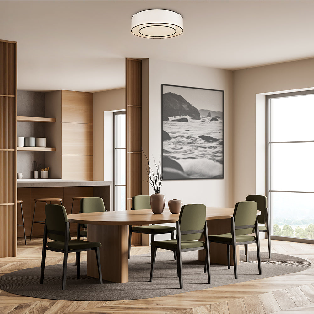 Mise en ambiance au-dessus d'une table de salle à manger aux tons bois