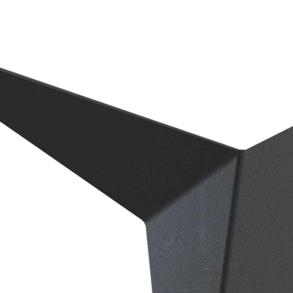 Détail rapproché de la finition noire granuleuse et de l'arête pliée du luminaire
