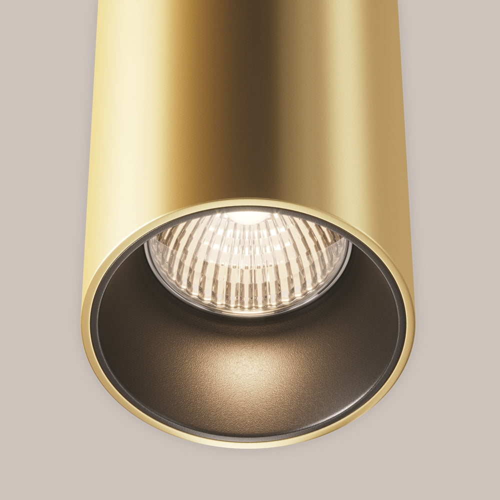 Vue rapprochée de l'ouverture dorée et de la lampe à réflecteur strié