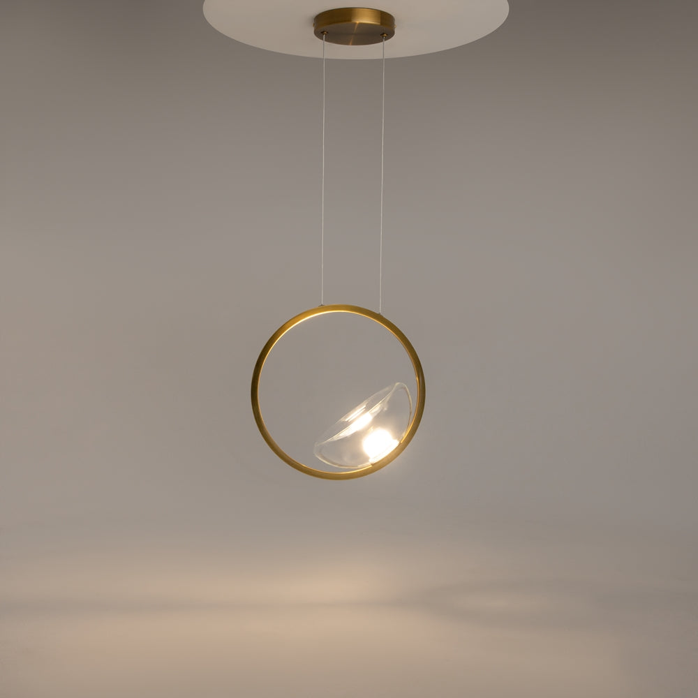 Mise en ambiance du luminaire suspendu allumé dans une pièce sombre.