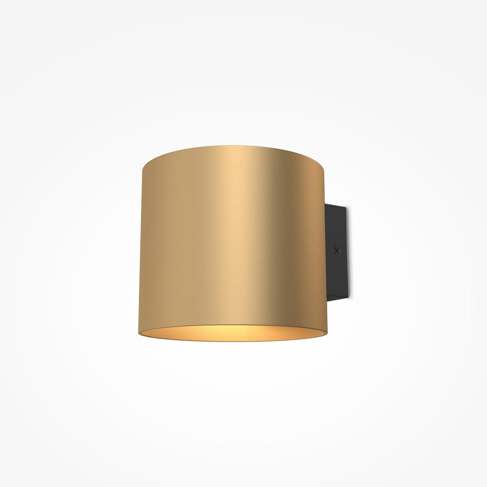 Version dorée mate de l'applique, éclairage chaud sous le cylindre