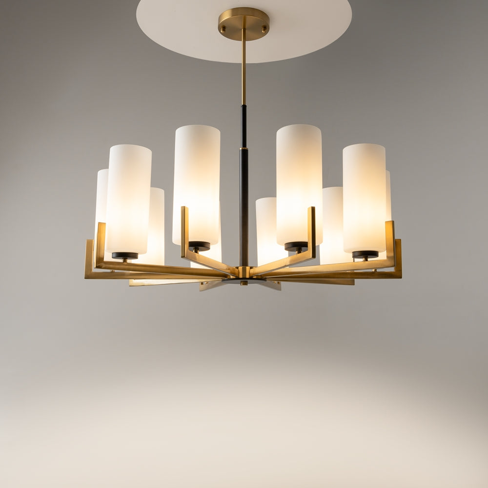 Luminaire allumé sous un plafond blanc, diffusant une lumière chaude