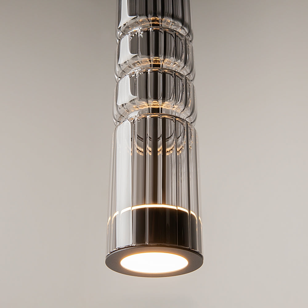 Détail de la finition : verre strié et source lumineuse ronde visible au bas