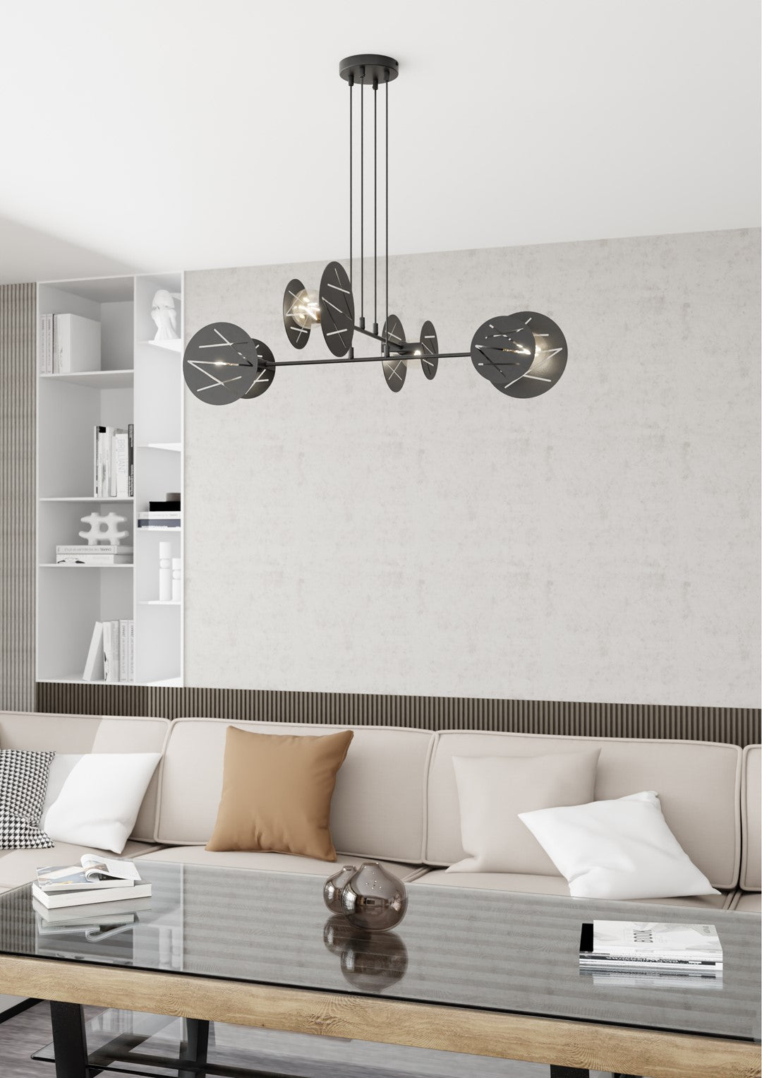 Mise en ambiance dans un salon, suspension noire allumée au-dessus d'un canapé beige.