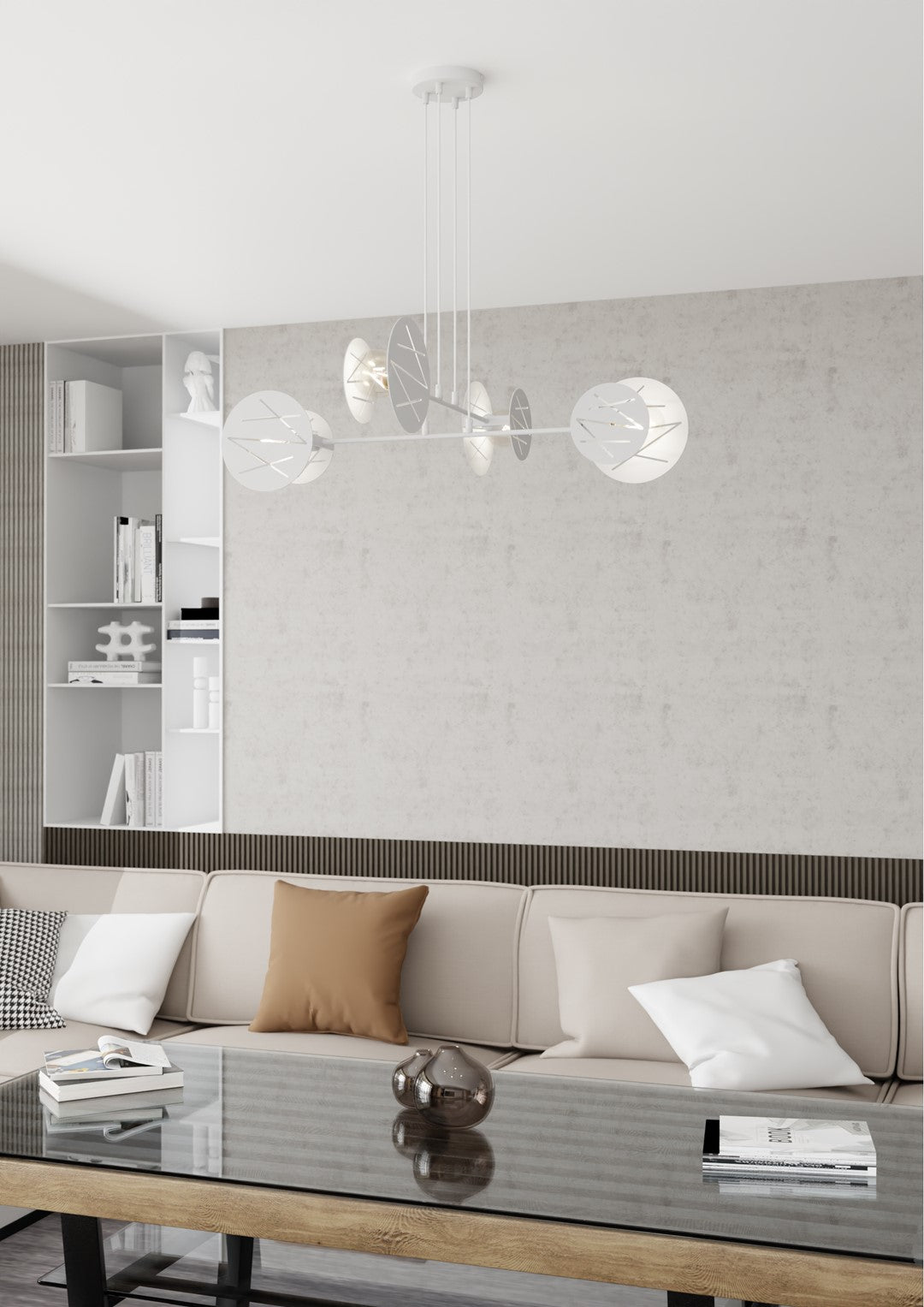 Mise en ambiance dans un salon, suspension blanche au-dessus d'un canapé beige et d'une bibliothèque.