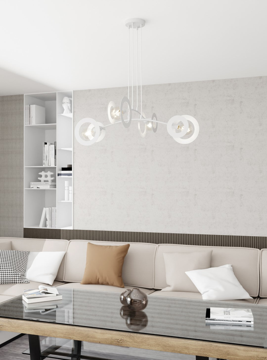 Mise en ambiance du luminaire suspendu au-dessus d'un salon, canapé beige et bibliothèque blanche.