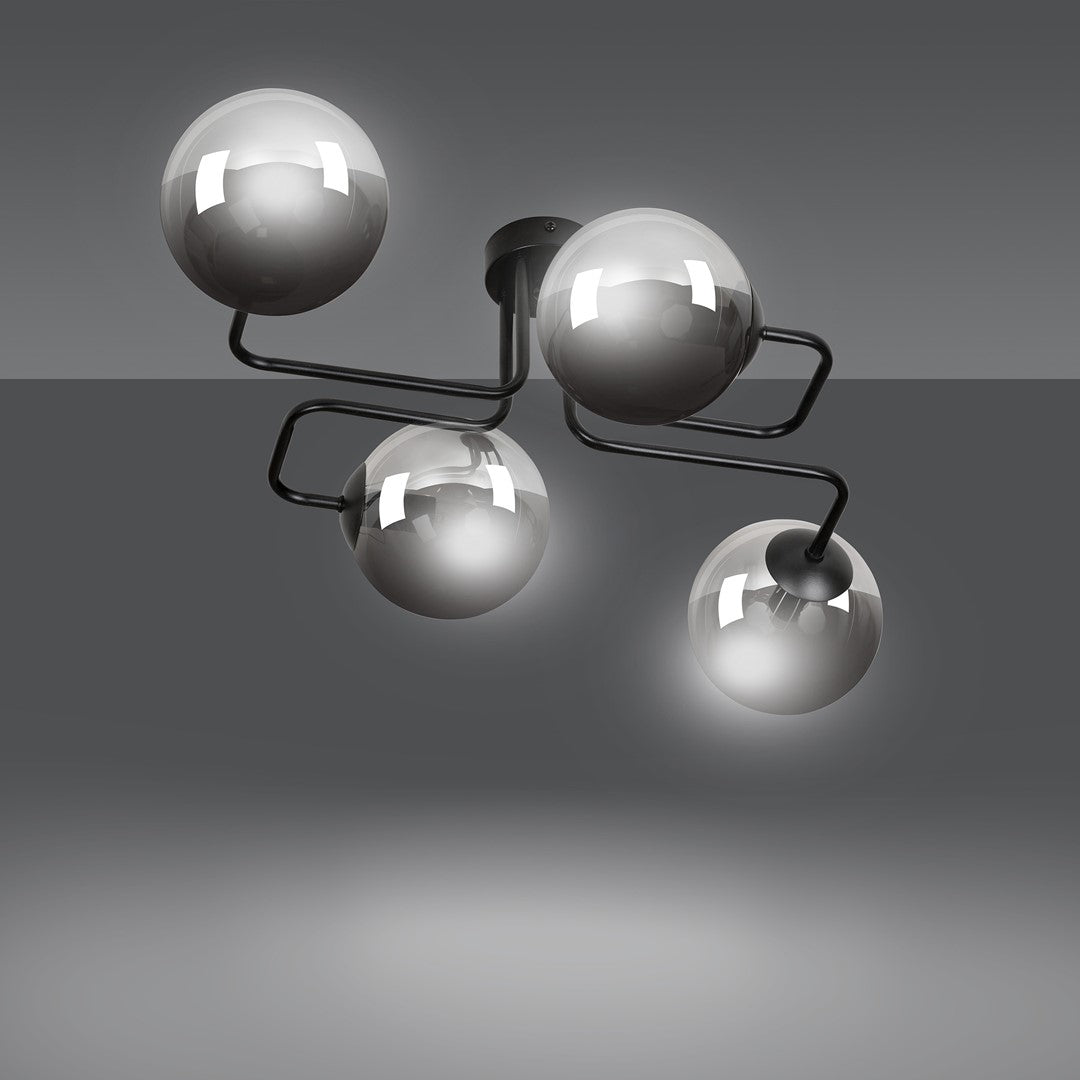 Plafonnier allumé, quatre globes diffusant une lumière douce sur fond gris