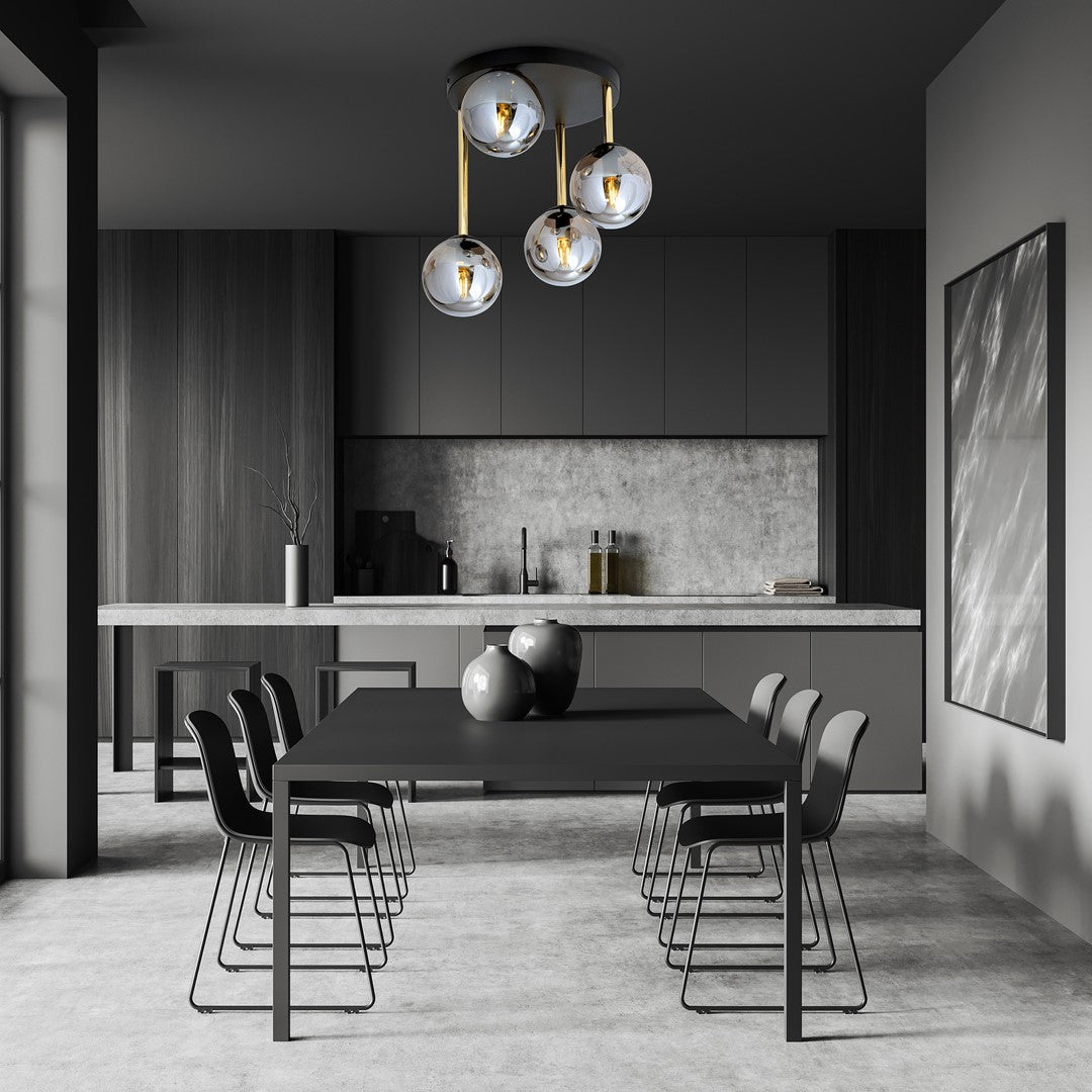 Mise en ambiance du luminaire au-dessus d'une table noire dans une pièce sombre.