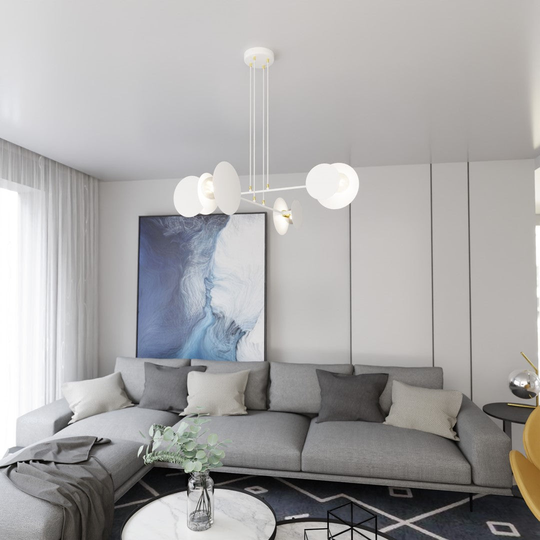 Vue d'ensemble du séjour avec suspension blanche allumée, canapé d'angle et coussins.