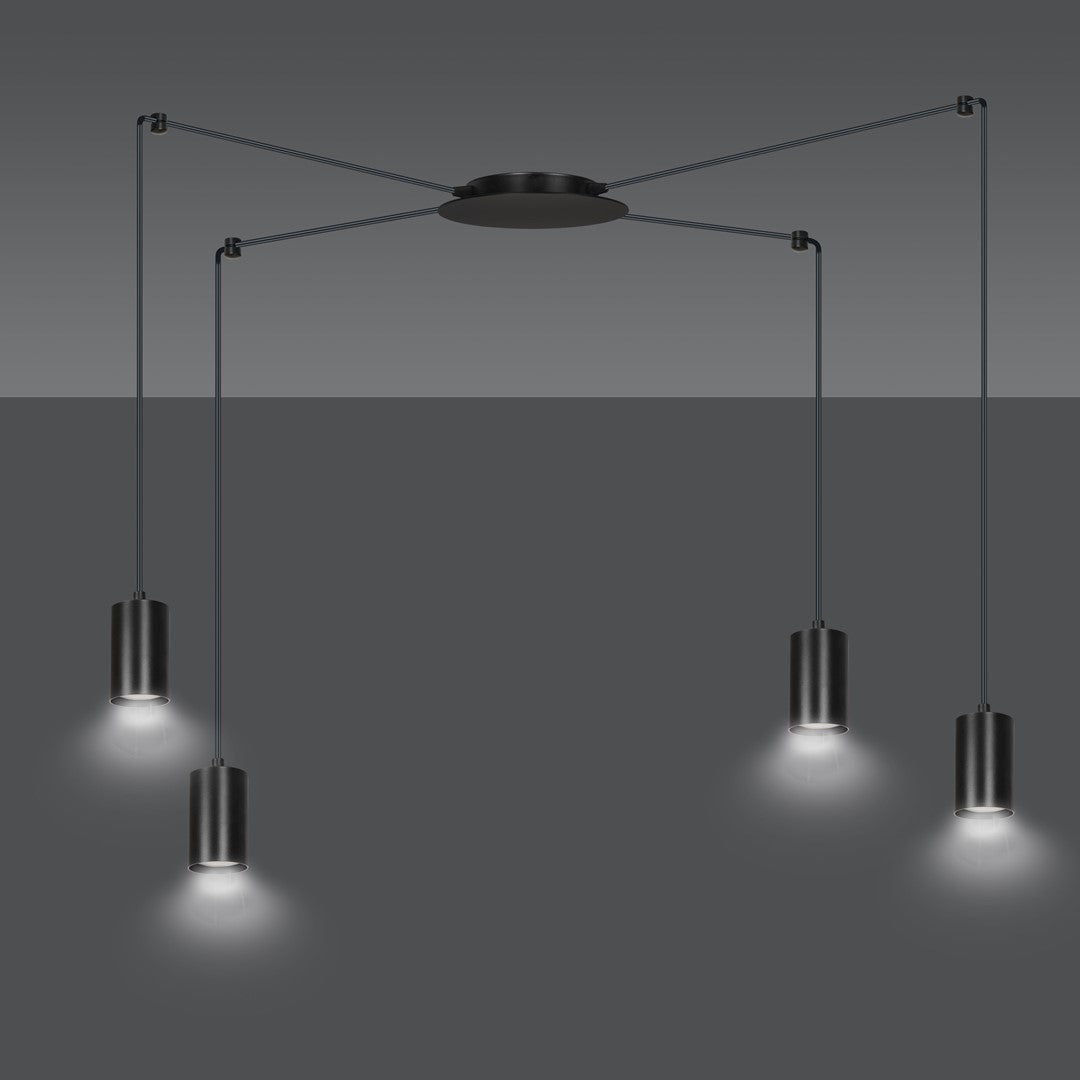 Luminaire allumé sur fond gris, quatre faisceaux lumineux dirigés vers le bas.