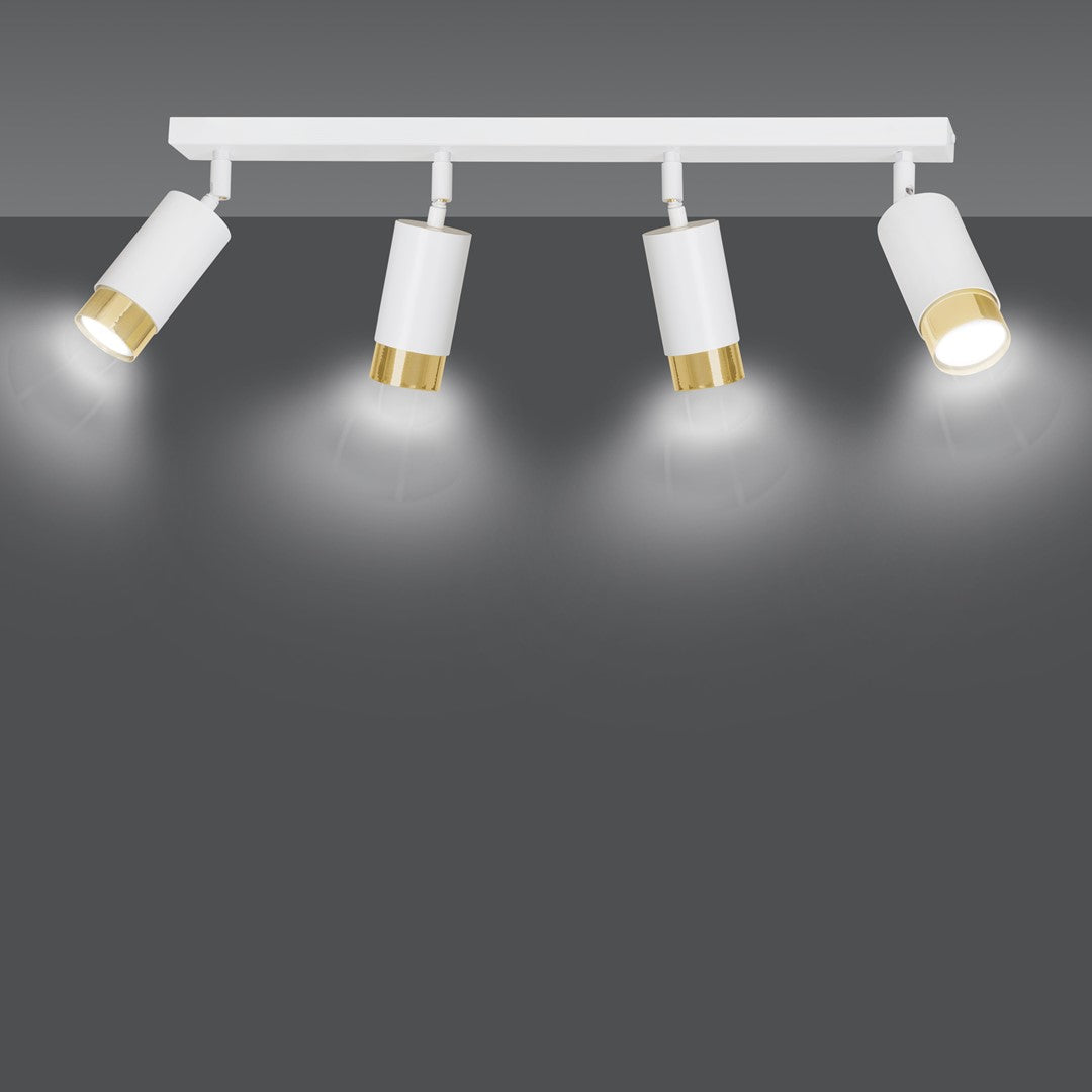 Plafonnier allumé sur fond gris, quatre faisceaux lumineux dirigés vers le bas.