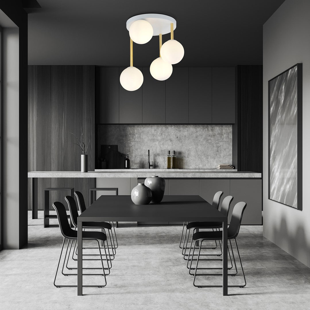 Mise en ambiance au-dessus d'une table de salle à manger dans une cuisine sombre