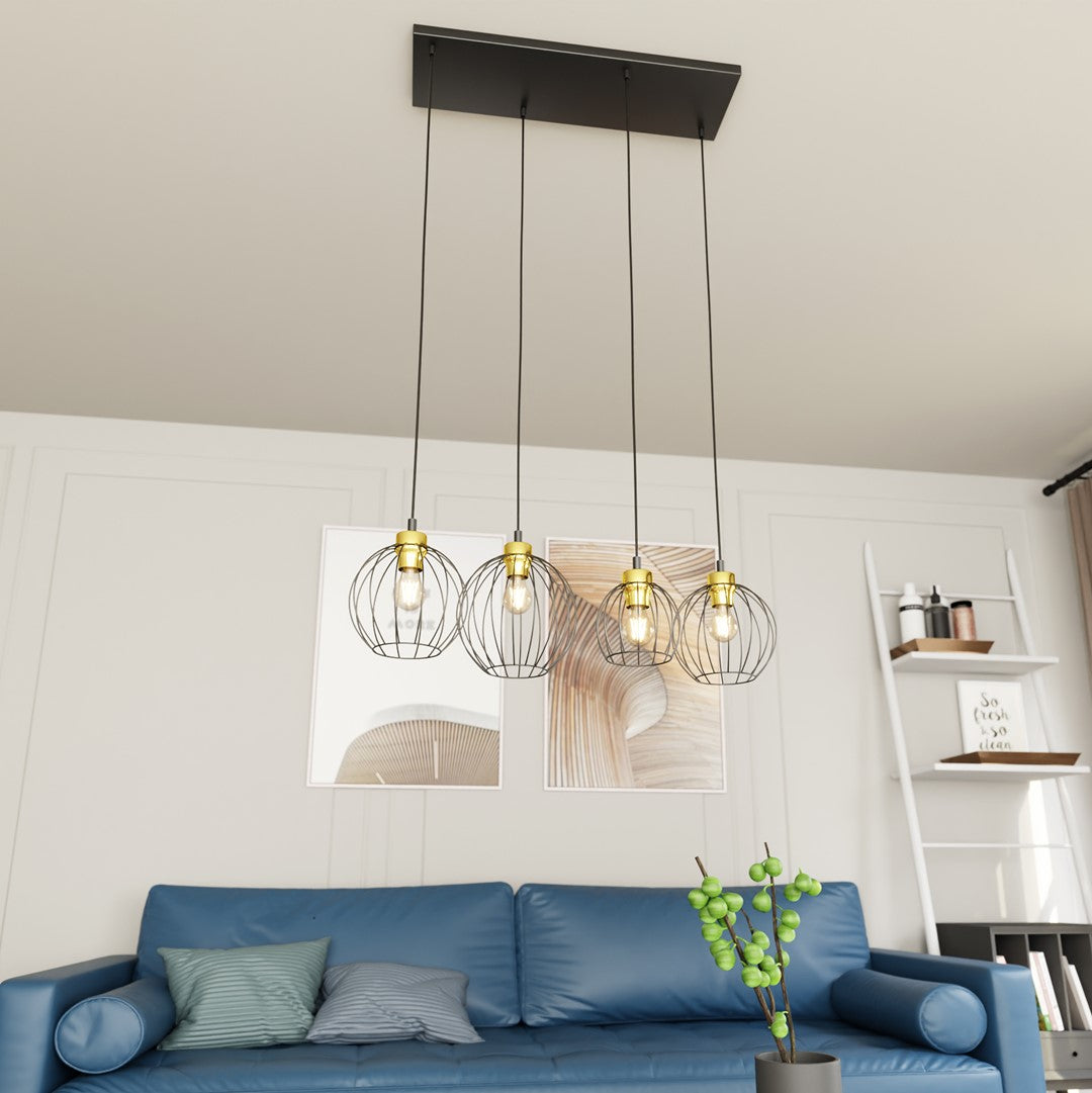 Mise en ambiance du luminaire allumé au-dessus d'un canapé bleu dans un salon clair