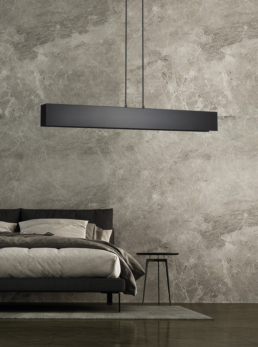 Mise en ambiance dans une chambre, mur texturé beige et linge de lit gris clair.