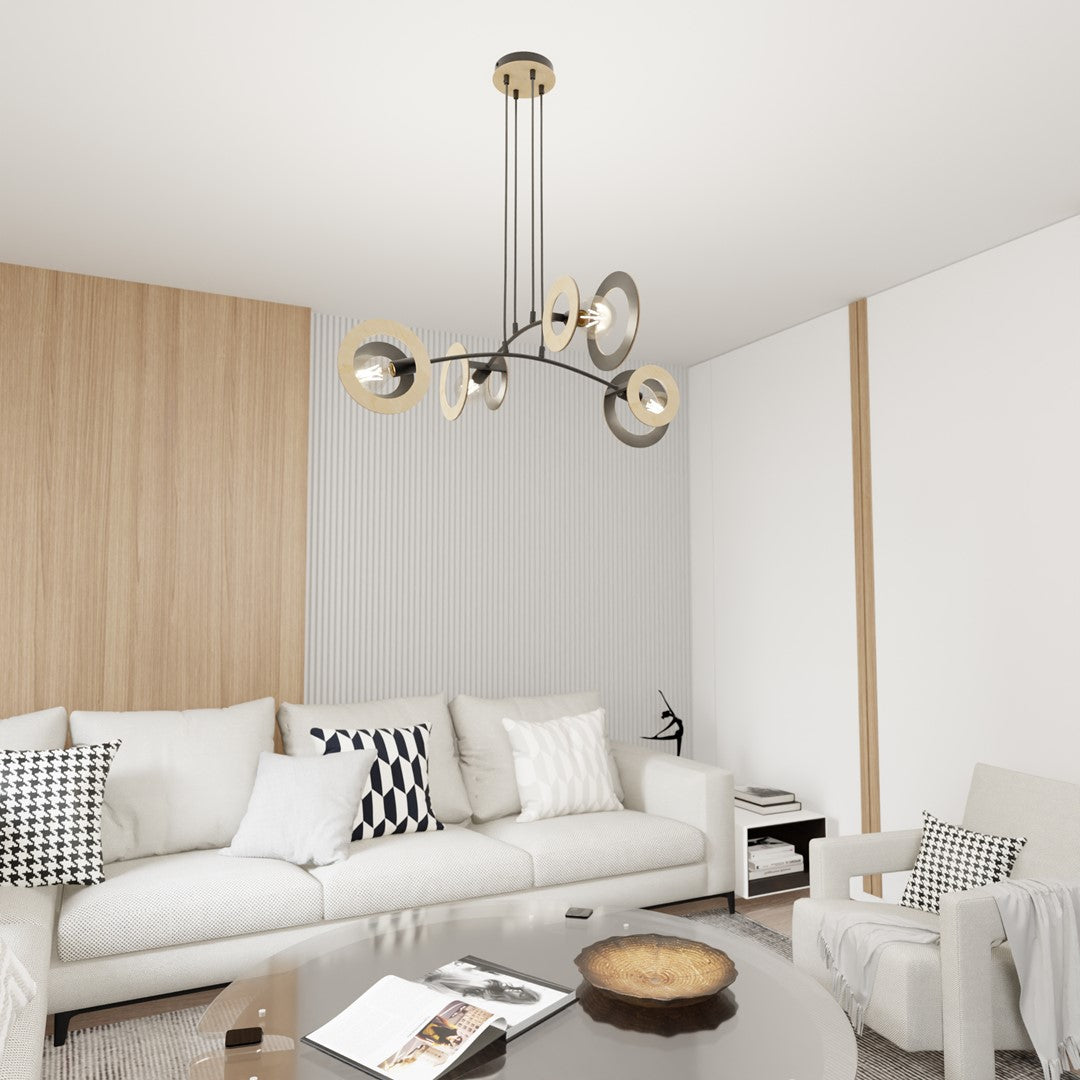 Suspension installée dans un salon moderne, canapé blanc, mur lambrissé et table basse.