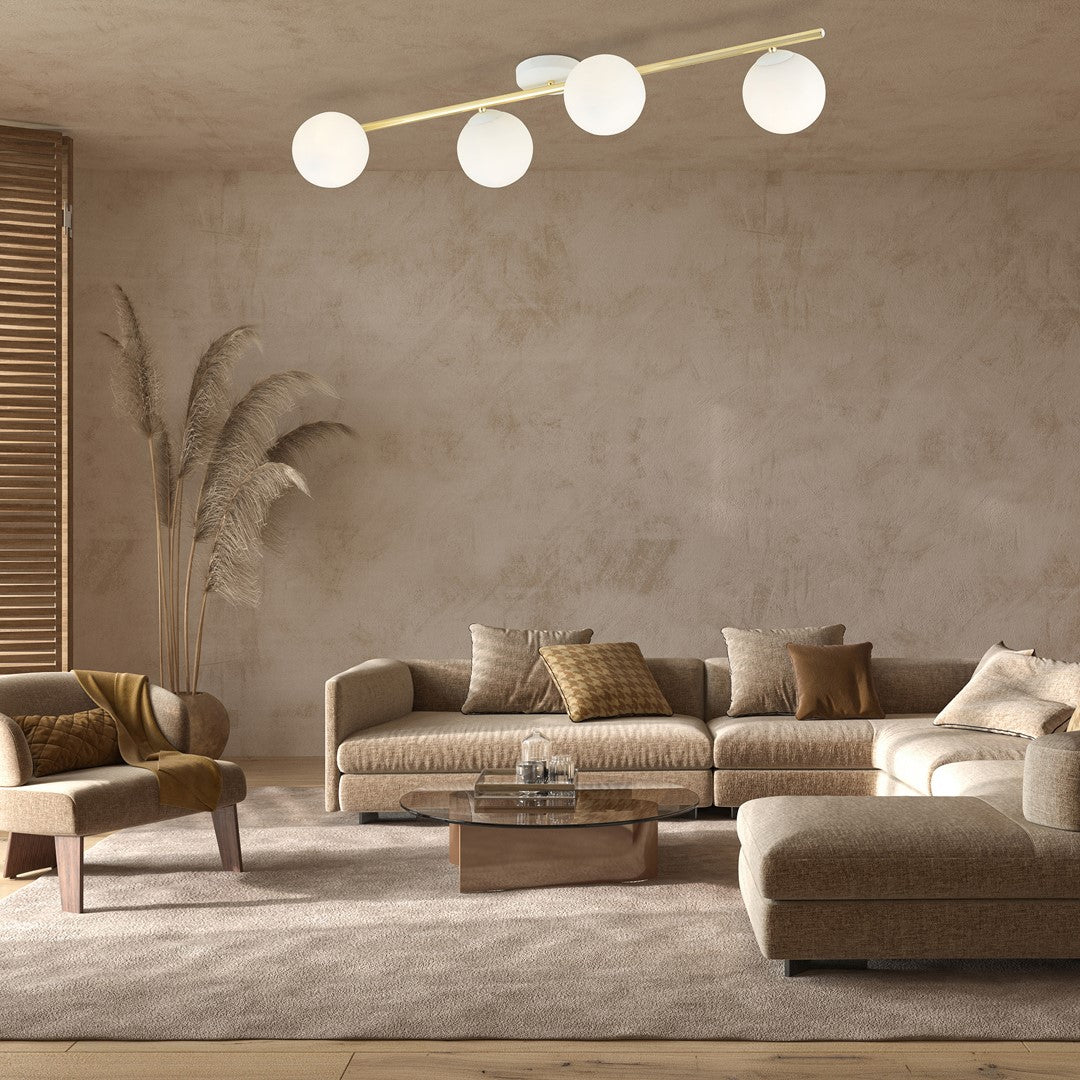 Plafonnier à quatre globes installé au plafond dans un salon beige et lumineux.