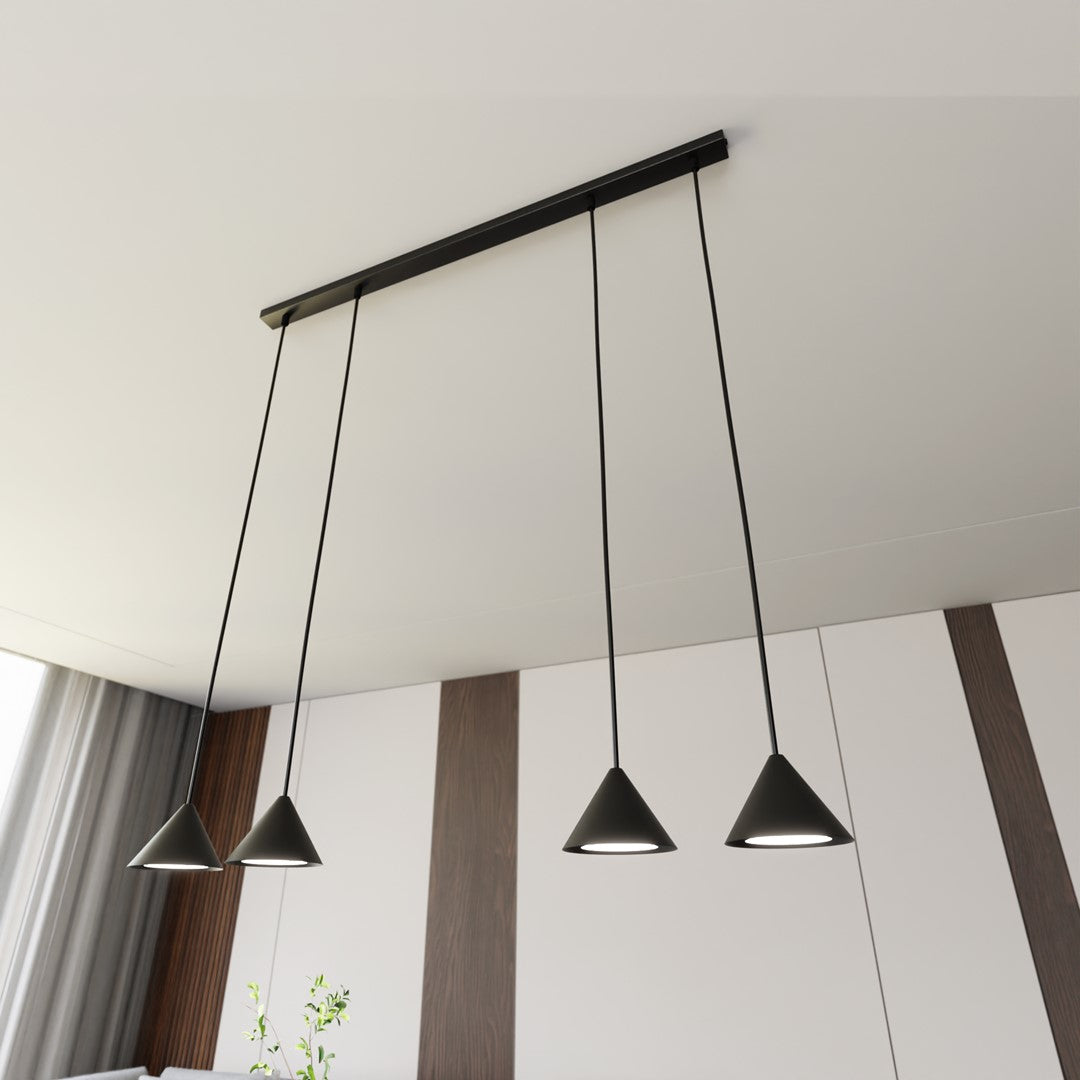 Mise en ambiance sous plafond blanc, suspensions devant panneaux bois verticaux